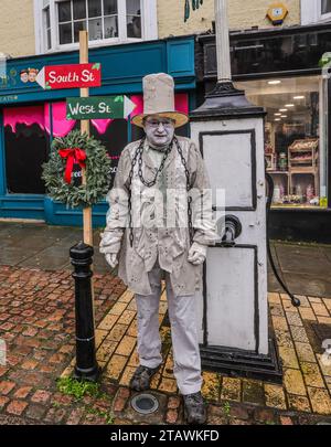 Dorking, Surrey, Großbritannien. Dezember 2023. A. Ghost of Christmas Carol feiert das Weihnachtsfest in Dorking Town Dickensian. Quelle: Paul Quezada-Neiman/Alamy Live News Stockfoto