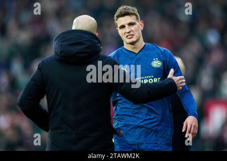 Rotterdam, Niederlande. Dezember 2023. Rotterdam - PSV Eindhoven Trainer Peter Bosz, Guus Til vom PSV Eindhoven während des Eredivisie-Spiels zwischen Feyenoord und PSV am 3. Dezember 2023 im Stadion Feijenoord de Kuip in Rotterdam, Niederlande. Credit: Box to Box Pictures/Alamy Live News Stockfoto