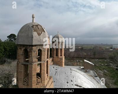 Aus der Vogelperspektive einer islamischen Moschee inmitten eines grünen Dorfes. Stockfoto