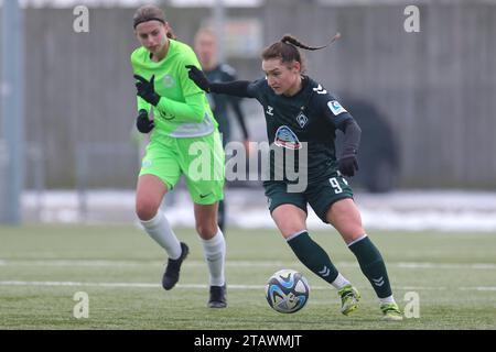 Wolfsburg, Deutschland. Dezember 2023. v.li.: Sophie Weidauer (SV Werder Bremen, 9) am Ball, Einzelbild, Ganzkörper, Aktion, Action, Spielszene, 03.12.2023, Wolfsburg (Deutschland), Fussball, Testspiel Frauen, VfL Wolfsburg II - SV Werder Bremen Credit: dpa/Alamy Live News Stockfoto