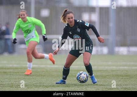 Wolfsburg, Deutschland. Dezember 2023. v.li.: Maja Sternad (SV Werder Bremen, 11) am Ball, Einzelbild, Ganzkörper, Aktion, Action, Spielszene, 03.12.2023, Wolfsburg (Deutschland), Fussball, Testspiel Frauen, VfL Wolfsburg II - SV Werder Bremen Credit: dpa/Alamy Live News Stockfoto