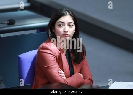 Berlin, Deutschland, 30.11.2023: Sitzungswoche im Deutschen Bundestag, 141. Sitzung: Reem Alabali-Radovan, SPD, Beauftragte der Bundesregierung für Antirassismus, Staatsministerin für Migration, Flüchtlinge und Integration *** Berlin, 30 11 2023 Sitzung des Deutschen Bundestages, 141. Sitzung Reem Alabali Radovan, SPD, Beauftragter der Bundesregierung für Antirassismus, Staatsministerin für Migration, Flüchtlinge und Integration Urheberrecht: XdtsxNachrichtenagenturx dts 26973 Credit: Imago/Alamy Live News Stockfoto