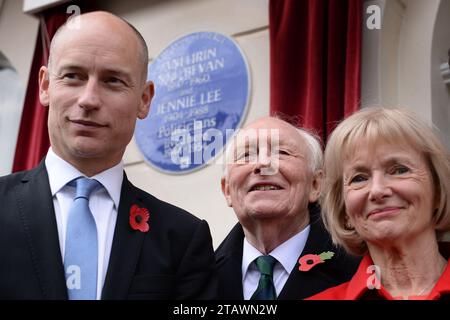 Aktenfoto vom 11/15 des ehemaligen Labour-Vorsitzenden Lord Kinnock mit seiner Frau Glenys und seinem Sohn Stephen Kinnock, nachdem er am 23 Cliveden Place in Chelsea, London eine blaue Gedenktafel zum englischen Erbe enthüllt hatte. Baroness Glenys Kinnock of Holyhead, eine ehemalige Ministerin, Abgeordnete und Ehefrau des ehemaligen Labour-Führers Lord Kinnock, starb friedlich in ihrem Schlaf am Sonntag, sagte ihre Familie in einer Erklärung. Ausgabedatum: Sonntag, 3. Dezember 2023. Stockfoto