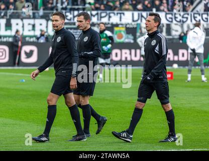 Sport, Fußball, Bundesliga, 2023/2024, Borussia Mönchengladbach vs. TSG 1899 Hoffenheim 2-1, Stadion Borussia Park, Spieloffiziere, f.l.t.r. Schiedsrichter Tobias Reichel, Assistent Christof Guensch, Assistent Christian Bandurski, DFL-VORSCHRIFTEN VERBIETEN JEDE VERWENDUNG VON FOTOGRAFIEN ALS BILDSEQUENZEN UND/ODER QUASI-VIDEO Stockfoto