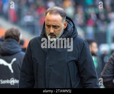 Sport, Fußball, Bundesliga, 2023/2024, Borussia Mönchengladbach vs. TSG 1899 Hoffenheim 2-1, Stadion Borussia Park, Cheftrainer Pellegrino Matarazzo (TSG), DFL-VORSCHRIFTEN VERBIETEN JEDE VERWENDUNG VON FOTOGRAFIEN ALS BILDSEQUENZEN UND/ODER QUASI-VIDEO Stockfoto