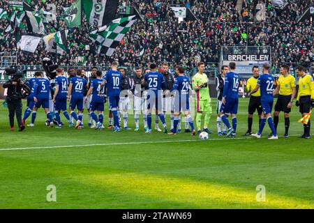 Sport, Fußball, Bundesliga, 2023/2024, Borussia Mönchengladbach vs. TSG 1899 Hoffenheim 2-1, Stadion Borussia Park, Running-in, beide Mannschaften begrüßen einander und die Spieloffiziere, DFL-VORSCHRIFTEN VERBIETEN JEDE VERWENDUNG VON FOTOS ALS BILDSEQUENZEN UND/ODER QUASI-VIDEO Stockfoto