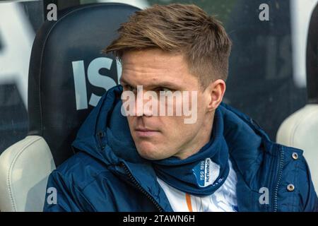 Sport, Fußball, Bundesliga, 2023/2024, Borussia Mönchengladbach vs. TSG 1899 Hoffenheim 2-1, Stadion Borussia Park, Stand-by-Spieler auf der Bank, Marius Büelter (TSG, DFL-VORSCHRIFTEN VERBIETEN JEDE VERWENDUNG VON FOTOS ALS BILDSEQUENZEN UND/ODER QUASI-VIDEO Stockfoto