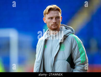 3. Dezember 2023; McDiarmid Park, Perth, Schottland: Scottish Premiership Football, St Johnstone versus Celtic; Liam Scales of Celtic während der Pitchinspektion Stockfoto