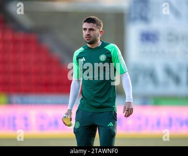 3. Dezember 2023; McDiarmid Park, Perth, Schottland: Scottish Premiership Football, St Johnstone versus Celtic; Greg Taylor of Celtic während des warm Up Stockfoto