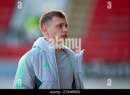 3. Dezember 2023; McDiarmid Park, Perth, Schottland: Scottish Premiership Football, St Johnstone versus Celtic; Alistair Johnston of Celtic während der Pitchinspektion Stockfoto