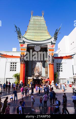 Historisches Graumans TCL Chinesisches Theater, Eintritt zum Kinopalast und plaza mit Touristen. Hollywood Boulevard, Los Angeles, Kalifornien Stockfoto