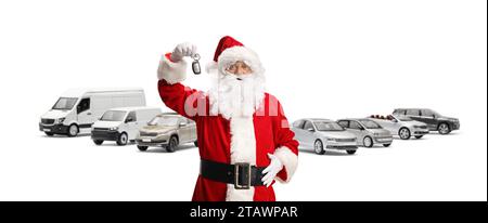 Der weihnachtsmann hält einen Schlüssel vor Autos isoliert auf weißem Hintergrund Stockfoto