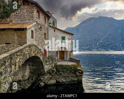 Blick auf die Steinbrücke des Dorfes Nesso am Comer See Stockfoto