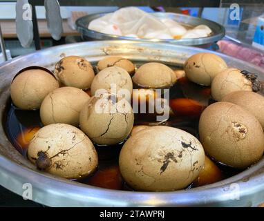 Nahaufnahme von Teeeiern, kochend mit Teesauce und Gewürzen, bereit zum Kauf in praktischen Geschäften. Stockfoto