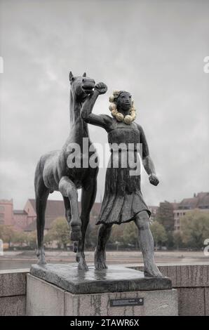Amazone, Pferd Führend von Carl Nathan Burckhardt. Bronzeskulptur in Basel, Schweiz (dekoriert mit Gemüsekette). Stockfoto