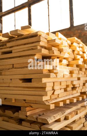 Gestapelte Holzdielen in Nahaufnahme in einem Holzlager im Freien. Holzstapel trocknen. Holzlufttrocknung Stockfoto