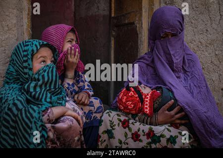 Eine traurige Witwe in Not, begleitet von ihren Kindern, repräsentiert afghanische Familien mit Armut und Not | Flüchtlingsfamilie. Stockfoto