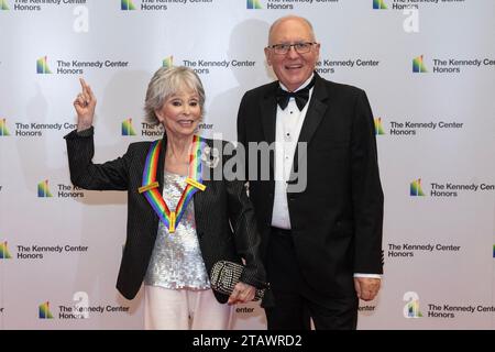 Washington, Usa. Dezember 2023. Rita Moreno und ihr Gast John Ferguson kommen am Samstag, den 2. Dezember 2023, zur Medallion-Zeremonie zu Ehren der Empfänger der 46. Jährlichen Kennedy Center Honorare im Außenministerium in Washington, DC. Die Preisträger 2023 sind: Schauspieler und Komiker Billy Crystal, die gefeierte Sopranistin Renee Fleming, der britische Singer-Songwriter-Produzent und Mitglied der Bee Gees, Barry Gibb, Rapper, Sängerin und Schauspielerin Queen Latifah und die Sängerin Dionne Warwick. Credit: Ron Sachs/Pool via CNP Credit: Abaca Press/Alamy Live News Stockfoto