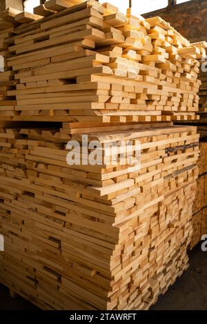 Gestapelte Holzdielen. Eisenwarengeschäft oder Baustelle. Holz für den Hausbau. Baumaterial. Holzlager. Holzindustrie Stockfoto