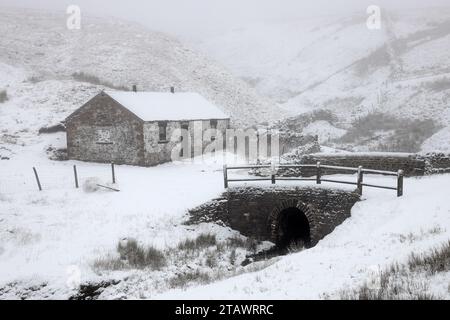 Teesdale, County Durham, Großbritannien. Dezember 2023. Wetter in Großbritannien. Mit einer gelben Wetterwarnung wird heute Nachmittag noch Schnee sowie Eis und Nebel in Teesdale, County Durham, beobachtet. County Durham, Nordostengland heute Morgen. Quelle: David Forster/Alamy Live News Stockfoto