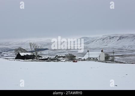 Teesdale, County Durham, Großbritannien. Dezember 2023. Wetter in Großbritannien. Mit einer gelben Wetterwarnung wird heute Nachmittag noch Schnee sowie Eis und Nebel in Teesdale, County Durham, beobachtet. County Durham, Nordostengland heute Morgen. Quelle: David Forster/Alamy Live News Stockfoto