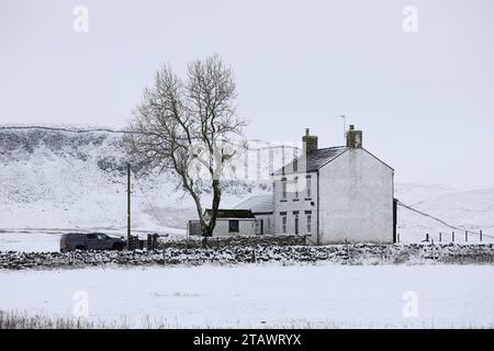 Teesdale, County Durham, Großbritannien. Dezember 2023. Wetter in Großbritannien. Mit einer gelben Wetterwarnung wird heute Nachmittag noch Schnee sowie Eis und Nebel in Teesdale, County Durham, beobachtet. County Durham, Nordostengland heute Morgen. Quelle: David Forster/Alamy Live News Stockfoto