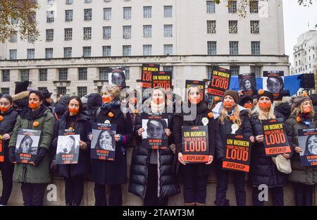 London, England, Großbritannien. Dezember 2023. Frauen versammeln sich vor der Downing Street mit ihren Mündern, um gegen das Schweigen der UN-Frauen über die Brutalität zu protestieren, die die Hamas Frauen und Mädchen am 7. Oktober zugefügt hat. (Kreditbild: © Vuk Valcic/ZUMA Press Wire) NUR REDAKTIONELLE VERWENDUNG! Nicht für kommerzielle ZWECKE! Stockfoto