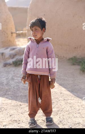 Ein obdachloser afghanischer Flüchtlingsjunge, der Hilfe braucht | bedürftiger afghanischer Flüchtlingsjunge in einer schwierigen Situation | bedürftiger afghanischer Flüchtlingsjunge, der Hilfe sucht. Stockfoto