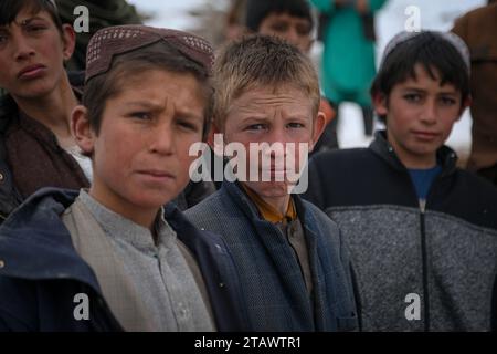 Bedürftige Flüchtlingskinder in einer schwierigen Situation um Hilfe bitten | Flüchtlingskinder in Not, Hilfe in einer schwierigen Situation suchen. Stockfoto