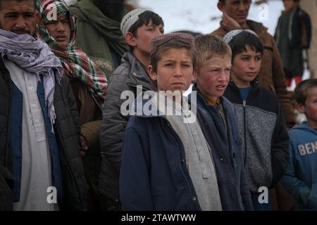 Bedürftige Flüchtlingskinder in einer schwierigen Situation um Hilfe bitten | Flüchtlingskinder in Not, Hilfe in einer schwierigen Situation suchen. Stockfoto