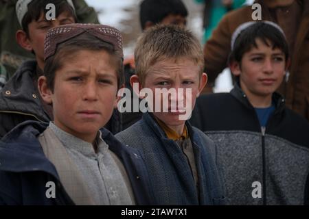 Bedürftige Flüchtlingskinder in einer schwierigen Situation um Hilfe bitten | Flüchtlingskinder in Not, Hilfe in einer schwierigen Situation suchen. Stockfoto