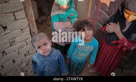 Bedürftige Flüchtlingskinder in einer schwierigen Situation um Hilfe bitten | Flüchtlingskinder in Not, Hilfe in einer schwierigen Situation suchen. Stockfoto