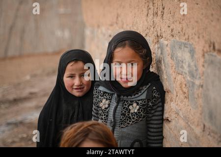 Bedürftige Flüchtlingskinder in einer schwierigen Situation um Hilfe bitten | Flüchtlingskinder in Not, Hilfe in einer schwierigen Situation suchen. Stockfoto