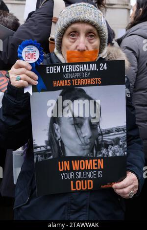 Your Silence is Loud Rally, London, UK. Dezember 2023. Die Menschen nahmen an einer Protestkundgebung gegen UN-Frauen Teil, nachdem sie über die Gewalt und Brutalität geschwiegen hatten, die Frauen und Mädchen beim Angriff der Hamas auf Israel am 7. Oktober erlitten hatten. Frauen mit aufgeklebtem Mund, als Symbol, dass sie zum Schweigen gebracht wurden, standen gegenüber der Downing Street, während Redner, darunter Dame Maureen Lipman und Mattie Heaven, aufrüttelnde Adressen gaben. Foto: Amanda Rose/Alamy Live News Stockfoto