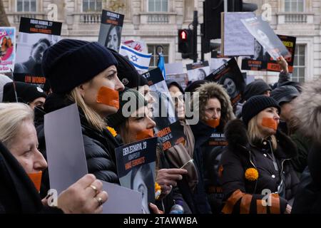 Your Silence is Loud Rally, London, UK. Dezember 2023. Die Menschen nahmen an einer Protestkundgebung gegen UN-Frauen Teil, nachdem sie über die Gewalt und Brutalität geschwiegen hatten, die Frauen und Mädchen beim Angriff der Hamas auf Israel am 7. Oktober erlitten hatten. Frauen mit aufgeklebtem Mund, als Symbol, dass sie zum Schweigen gebracht wurden, standen gegenüber der Downing Street, während Redner, darunter Dame Maureen Lipman und Mattie Heaven, aufrüttelnde Adressen gaben. Foto: Amanda Rose/Alamy Live News Stockfoto