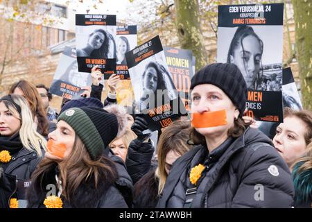 Your Silence is Loud Rally, London, UK. Dezember 2023. Die Menschen nahmen an einer Protestkundgebung gegen UN-Frauen Teil, nachdem sie über die Gewalt und Brutalität geschwiegen hatten, die Frauen und Mädchen beim Angriff der Hamas auf Israel am 7. Oktober erlitten hatten. Frauen mit aufgeklebtem Mund, als Symbol, dass sie zum Schweigen gebracht wurden, standen gegenüber der Downing Street, während Redner, darunter Dame Maureen Lipman und Mattie Heaven, aufrüttelnde Adressen gaben. Foto: Amanda Rose/Alamy Live News Stockfoto