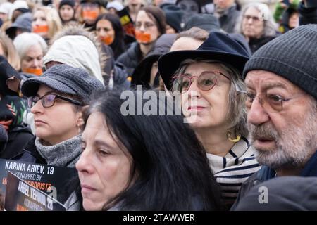 Your Silence is Loud Rally, London, UK. Dezember 2023. Die Menschen nahmen an einer Protestkundgebung gegen UN-Frauen Teil, nachdem sie über die Gewalt und Brutalität geschwiegen hatten, die Frauen und Mädchen beim Angriff der Hamas auf Israel am 7. Oktober erlitten hatten. Frauen mit aufgeklebtem Mund, als Symbol, dass sie zum Schweigen gebracht wurden, standen gegenüber der Downing Street, während Redner, darunter Dame Maureen Lipman und Mattie Heaven, aufrüttelnde Adressen gaben. Foto: Amanda Rose/Alamy Live News Stockfoto