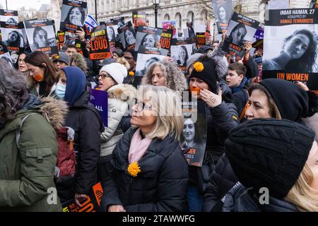 Your Silence is Loud Rally, London, UK. Dezember 2023. Die Menschen nahmen an einer Protestkundgebung gegen UN-Frauen Teil, nachdem sie über die Gewalt und Brutalität geschwiegen hatten, die Frauen und Mädchen beim Angriff der Hamas auf Israel am 7. Oktober erlitten hatten. Frauen mit aufgeklebtem Mund, als Symbol, dass sie zum Schweigen gebracht wurden, standen gegenüber der Downing Street, während Redner, darunter Dame Maureen Lipman und Mattie Heaven, aufrüttelnde Adressen gaben. Foto: Amanda Rose/Alamy Live News Stockfoto