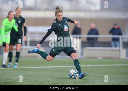 Wolfsburg, Deutschland. Dezember 2023. v.li.: Torschützin Michelle Ulbrich (SV Werder Bremen, 5) beim Elfmeter, Strafstoß, 03.12.2023, Wolfsburg (Deutschland), Fussball, Testspiel Frauen, VfL Wolfsburg II - SV Werder Bremen Credit: dpa/Alamy Live News Stockfoto