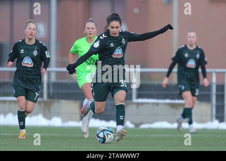 Wolfsburg, Deutschland. Dezember 2023. v.li.: Amani Mahmoud (SV Werder Bremen, 35) am Ball, Einzelbild, Ganzkörper, Aktion, Action, Spielszene, 03.12.2023, Wolfsburg (Deutschland), Fussball, Testspiel Frauen, VfL Wolfsburg II - SV Werder Bremen Credit: dpa/Alamy Live News Stockfoto