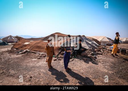 Bedürftige Flüchtlingskinder in einer schwierigen Situation um Hilfe bitten | Flüchtlingskinder in Not, Hilfe in einer schwierigen Situation suchen. Stockfoto