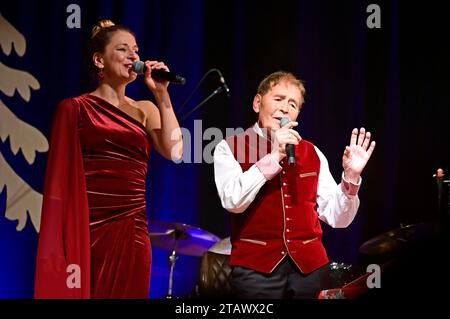 Stefanie Hertel und Eberhard Hertel beim Familienkonzert Märchenhafte Weihnacht 2023 im Bürgerhaus. Niesky, 02.12.2023 *** Stefanie Hertel und Eberhard Hertel beim Familienkonzert Märchenhafte Weihnacht 2023 im Bürgerhaus Niesky, 02 12 2023 Foto:XM.xWehnertx/xFuturexImagex hertel 3135 Credit: Imago/Alamy Live News Stockfoto