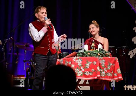 Eberhard Hertel und Stefanie Hertel beim Familienkonzert Märchenhafte Weihnacht 2023 im Bürgerhaus. Niesky, 02.12.2023 *** Eberhard Hertel und Stefanie Hertel beim Familienkonzert Märchenhafte Weihnacht 2023 im Bürgerhaus Niesky, 02 12 2023 Foto:XM.xWehnertx/xFuturexImagex hertel 3129 Credit: Imago/Alamy Live News Stockfoto