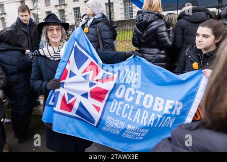 Your Silence is Loud Rally, London, UK. Dezember 2023. Die Menschen nahmen an einer Protestkundgebung gegen UN-Frauen Teil, nachdem sie über die Gewalt und Brutalität geschwiegen hatten, die Frauen und Mädchen beim Angriff der Hamas auf Israel am 7. Oktober erlitten hatten. Frauen mit aufgeklebtem Mund, als Symbol, dass sie zum Schweigen gebracht wurden, standen gegenüber der Downing Street, während Redner, darunter Dame Maureen Lipman und Mattie Heaven, aufrüttelnde Adressen gaben. Foto: Amanda Rose/Alamy Live News Stockfoto