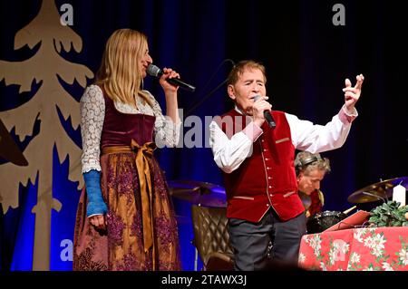 Stefanie Hertel und Eberhard Hertel beim Familienkonzert Märchenhafte Weihnacht 2023 im Bürgerhaus. Niesky, 02.12.2023 *** Stefanie Hertel und Eberhard Hertel beim Familienkonzert Märchenhafte Weihnacht 2023 im Bürgerhaus Niesky, 02 12 2023 Foto:XM.xWehnertx/xFuturexImagex hertel 3123 Credit: Imago/Alamy Live News Stockfoto