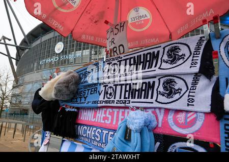 Manchester, Großbritannien. Dezember 2023. Matchday-Tücher zum Verkauf vor dem Premier League-Spiel Manchester City gegen Tottenham Hotspur im Etihad Stadium, Manchester, Großbritannien, 3. Dezember 2023 (Foto: Conor Molloy/News Images) Credit: News Images LTD/Alamy Live News Stockfoto