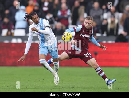 London, Großbritannien. Dezember 2023. Michael Olise von Crystal Palace streitet mit Jarrod Bowen von West Ham United während des Premier League-Spiels im London Stadium. Der Bildnachweis sollte lauten: David Klein/Sportimage Credit: Sportimage Ltd/Alamy Live News Stockfoto