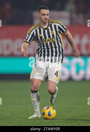 Monza, Italien. Dezember 2023. Federico Gatti von Juventus während des Spiels der Serie A im Stadio Brianteo, Monza. Der Bildnachweis sollte lauten: Jonathan Moscrop/Sportimage Credit: Sportimage Ltd/Alamy Live News Stockfoto