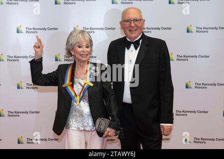 Rita Moreno und ihr Gast John Ferguson kommen am Samstag, den 2. Dezember 2023, zur Medallion-Zeremonie zu Ehren der Empfänger der 46. Jährlichen Kennedy Center Honorare im Außenministerium in Washington, DC. Die 2023 Preisträger sind der Schauspieler und Komiker Billy Crystal, die gefeierte Sopranistin Renee Fleming, der britische Singer-Songwriter-Produzent und Mitglied der Bee Gees, Barry Gibb, Rapper, Sängerin und Schauspielerin Queen Latifah und die Sängerin Dionne Warwick. Kredit: Ron Sachs/Pool über CNP Stockfoto