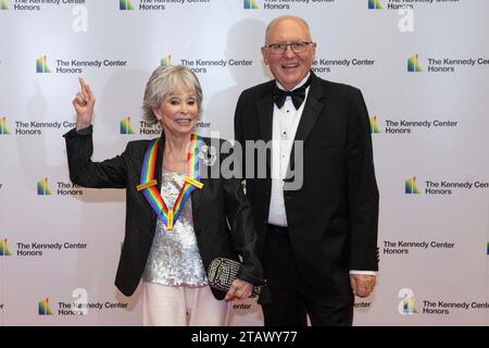 Rita Moreno und ihr Gast John Ferguson kommen am Samstag, den 2. Dezember 2023, zur Medallion-Zeremonie zu Ehren der Empfänger der 46. Jährlichen Kennedy Center Honorare im Außenministerium in Washington, DC. Die 2023 Preisträger sind der Schauspieler und Komiker Billy Crystal, die gefeierte Sopranistin Renee Fleming, der britische Singer-Songwriter-Produzent und Mitglied der Bee Gees, Barry Gibb, Rapper, Sängerin und Schauspielerin Queen Latifah und die Sängerin Dionne Warwick. Kredit: Ron Sachs/Pool über CNP Stockfoto